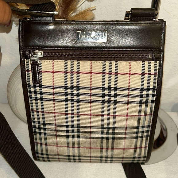 Authentic BURBERRY CROSS BODY BAG - Picture 5 of 15